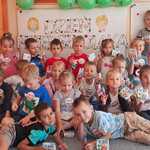 Dzień Przedszkolaka- dzieci przy tablicy z napisem