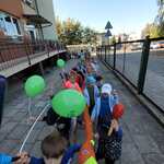 Dzień Przedszkolaka- dzieci idą z balonami