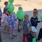 Dzień Przedszkolaka- dzieci idą z balonami
