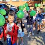 Dzień Przedszkolaka- dzieci idą z balonami