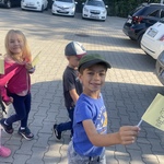 Dzień Przedszkolaka- dzieci z chorągiewkami 