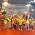 Miejski Dzień Przedszkolaka- reprezentacja grupy Tygryski z organizatorami wydarzenia