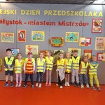 Miejski Dzień Przedszkolaka- reprezentacja grupy Tygryski na tle prac plastycznych