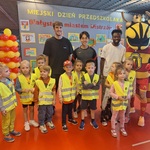 Miejski Dzień Przedszkolaka- reprezentacja grupy Tygryski z piłkarzami Jagielloni
