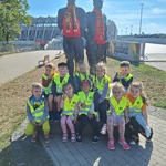 Miejski Dzień Przedszkolaka- reprezentacja grupy Tygryski na tle stadionu