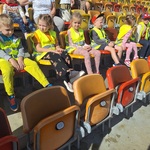 Miejski Dzień Przedszkolaka- reprezentacja grupy Tygryski na trybunach Stadionu Miejskiego