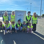 Miejski Dzień Przedszkolaka- reprezentacja grupy Tygryski na tle stadionu