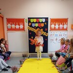 Pokaz Mody Jesiennej- dziewczynka na wybiegu