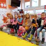 Pokaz Mody Jesiennej- modele i modelki przed wyjściem na wybieg