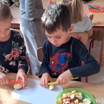 Dzień Jabłka - chłopiec kroi jabłko
