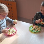 Dzień Jabłka - dzieci kroją jabłka na kawałki