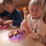 Dzień Jabłka - prezentacja gotowego szaszłyka