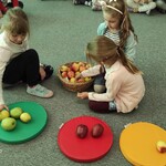 Dzień Jabłka- zabawy matematyczne z wykorzystaniem jabłek 