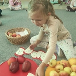 Dzień Jabłka- zabawy matematyczne z wykorzystaniem jabłek 