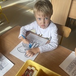 Dzień Różnych Zawodów- chłopiec przy stoliku