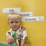 Dzień Różnych Zawodów- chłopiec na tle szafy