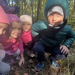 Wycieczka do Nadleśnictwa Dojlidy- dzieci szukają grzybów 