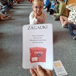 Światowy Dzień Poczty- dziecko na dywanie