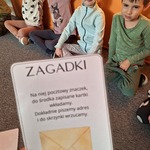 Światowy Dzień Poczty- dzieci na dywanie