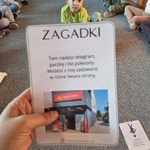 Światowy Dzień Poczty- dziecko na dywanie