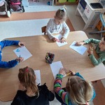 Światowy Dzień Poczty- dzieci przy stoliku 