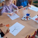 Światowy Dzień Drzewa- dzieci tworzą pracę plastyczną