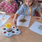 Światowy Dzień Drzewa - dziewczynki malują farbami