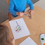 Światowy Dzień Drzewa - chłopiec maluje farbami