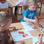 Światowy Dzień Drzewa - chłopcy malują farbami