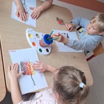 Światowy Dzień Drzewa - dzieci malują farbami