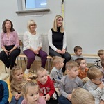Dzień Edukacji Narodowej- grupa Żabki z wychowawczyniami na widowni