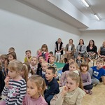 Dzień Edukacji Narodowej - dzieci oglądają występ najstarszych przedszkolaków 