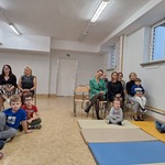 Dzień Edukacji Narodowej - dzieci wraz ze swoimi Paniami oglądają występ najstarszych przedszkolaków 