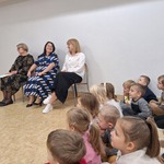 Dzień Edukacji Narodowej - Panie Dyrektor oraz dzieci oglądają występ najstarszych przedszkolaków 