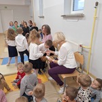 Dzień Edukacji Narodowej- dzieci wręczają słodkie upominki 