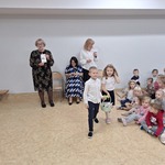 Dzień Edukacji Narodowej - dzieci wręczają słodkie upominki