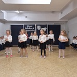 Dzień Edukacji Narodowej- taniec w wykonaniu dziewczynek grupa Tygryski