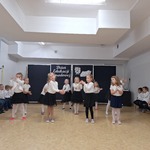 Dzień Edukacji Narodowej- taniec w wykonaniu dziewczynek grupa Tygryski