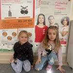Bezpieczny przejazd - dzieci przy plakacie kampanii