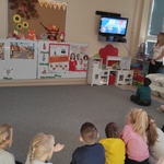 Bezpieczny przejazd - oglądanie filmu edukacyjnego