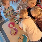 Dzień Chleba - dzieci badają właściwości mąki