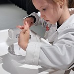 W Epi - Centrum Nauki - dziewczynka wylewa płyn z pojemnika