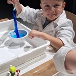 W Epi - Centrum Nauki - chłopiec tworzy glutka