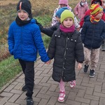Zbliża się Dzień Wszystkich Świętych - dzieci idą w parach