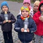 Zbliża się Dzień Wszystkich Świętych - dzieci ze zniczami