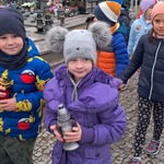 Zbliża się Dzień Wszystkich Świętych - dzieci niosą znicze