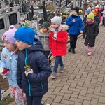 Zbliża się Dzień Wszystkich Świętych - dzieci idą alejkami cmentarza