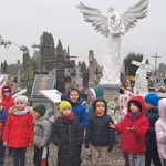 Zbliża się Dzień Wszystkich Świętych - dzieci przed pomnikiem