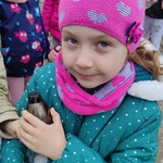 Zbliża się Dzień Wszystkich Świętych - dziewczynka niesie znicz