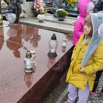 Zbliża się Dzień Wszystkich Świętych - dziewczynka przy pomniku K. Putry